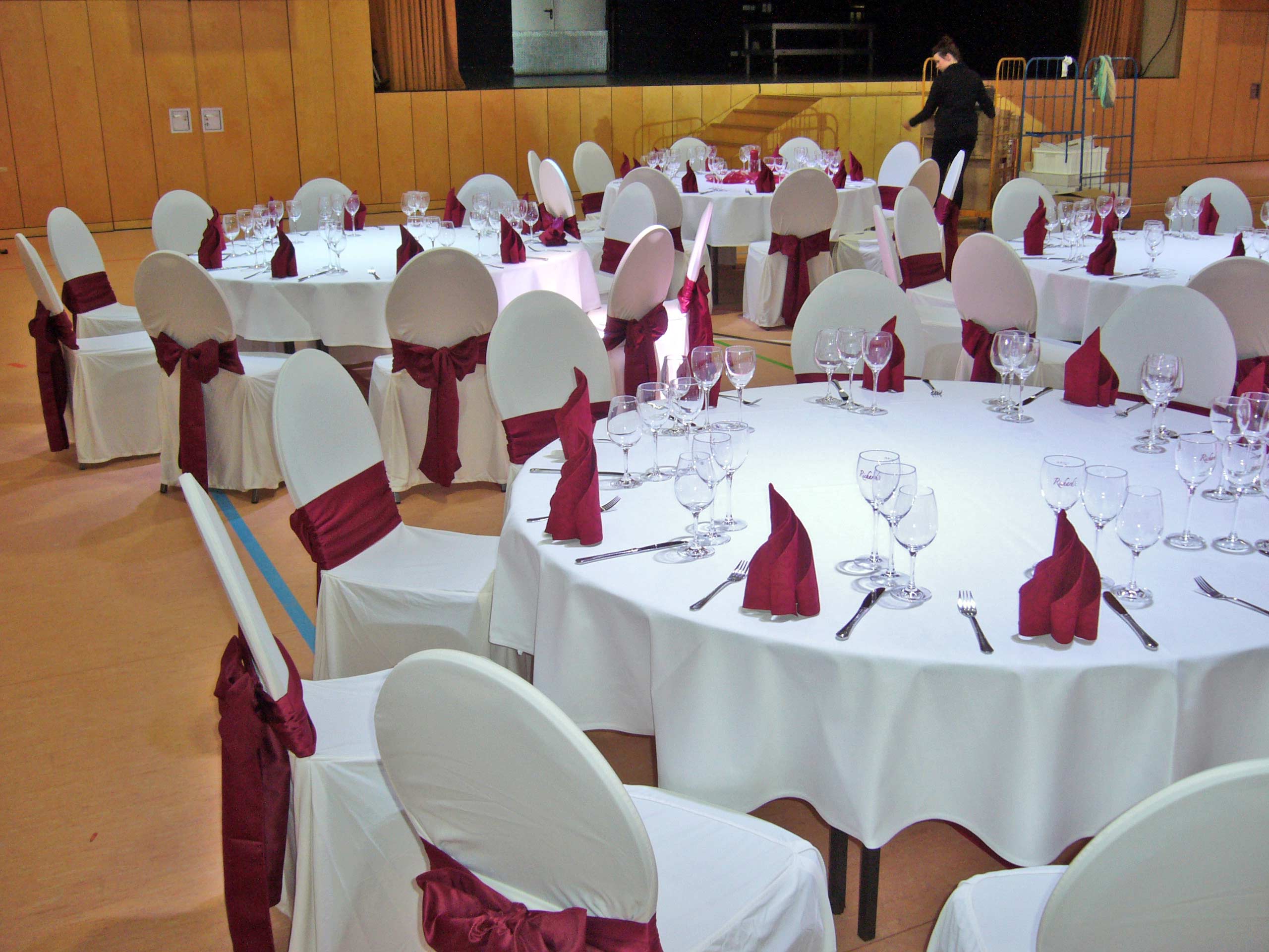 Runde Tische mit Stühlen weiß-rot mieten