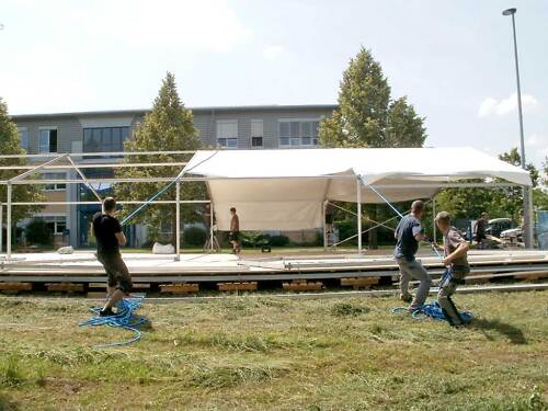 Einziehen von Dachplanen in Festzelt 10x33m